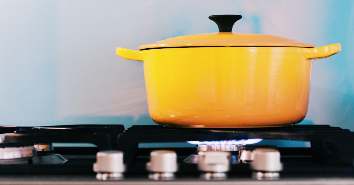 Cooking pot with lid on to retain heat and save energy